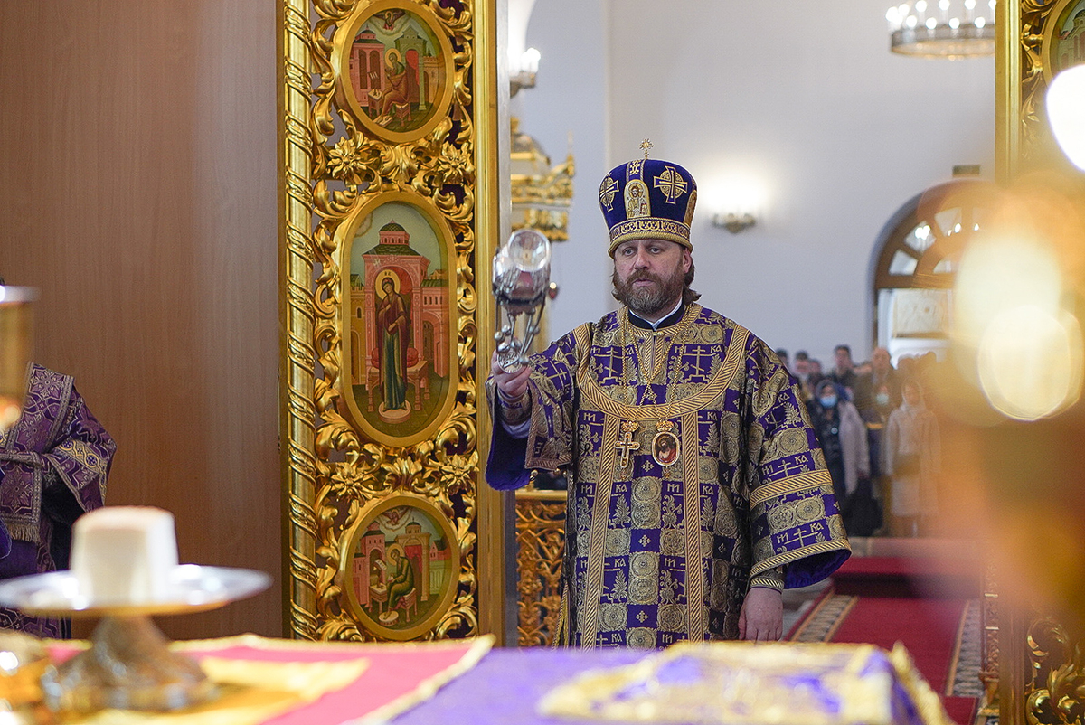 Первая Литургия преосвященного Фомы в Георгиевском соборе г. Одинцово