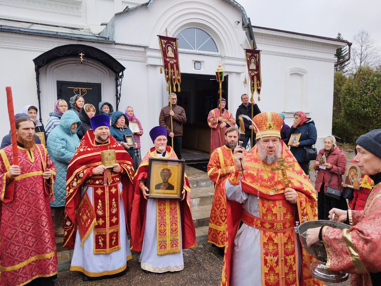 8 ноября, в день памяти святого великомученика Димитрия Солунского, в Димитри-Солунском храме г. Рузы состоялось праздничное богослужение и крестный ход.