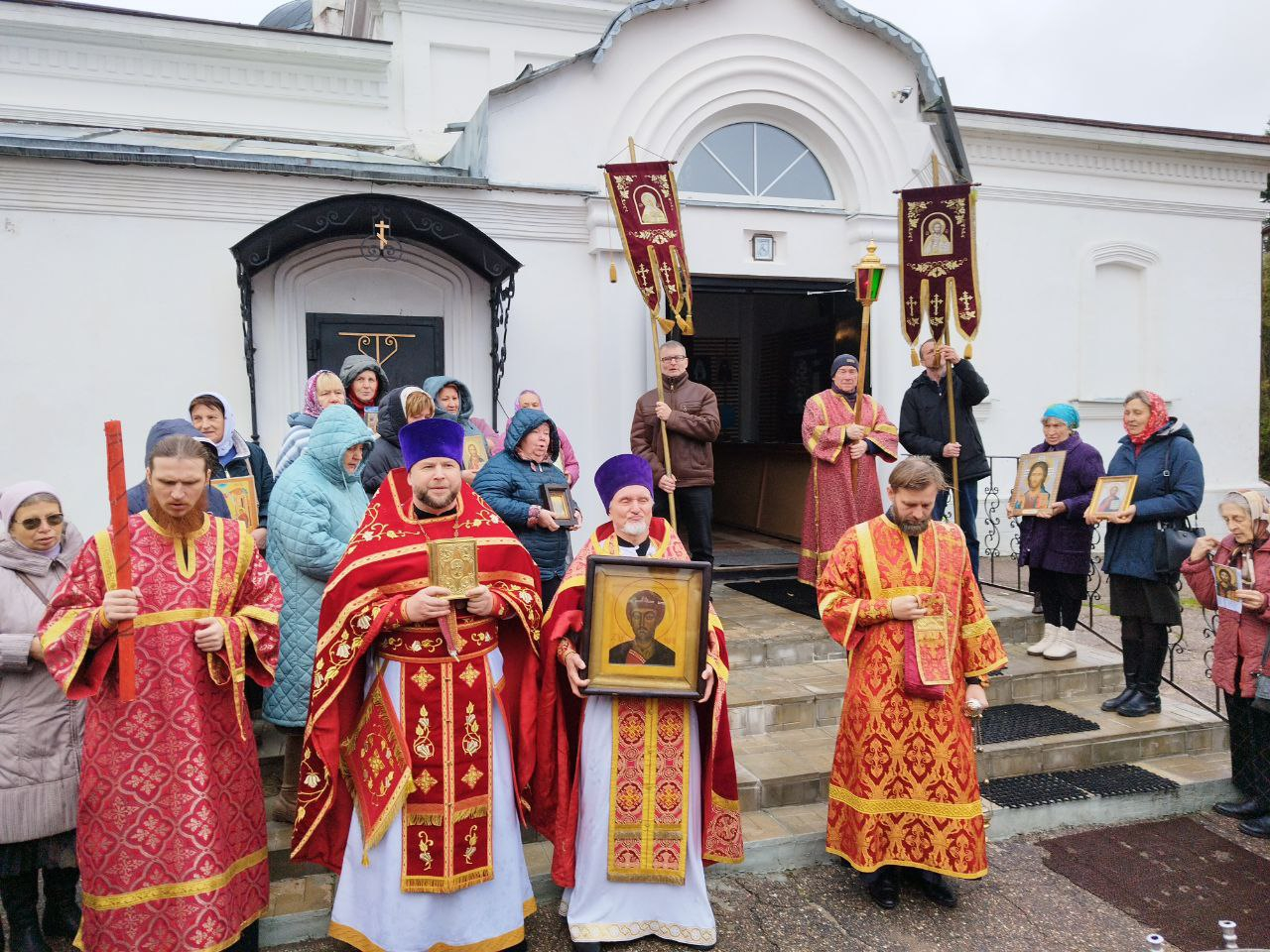 8 ноября, в день памяти святого великомученика Димитрия Солунского, в Димитри-Солунском храме г. Рузы состоялось праздничное богослужение и крестный ход.