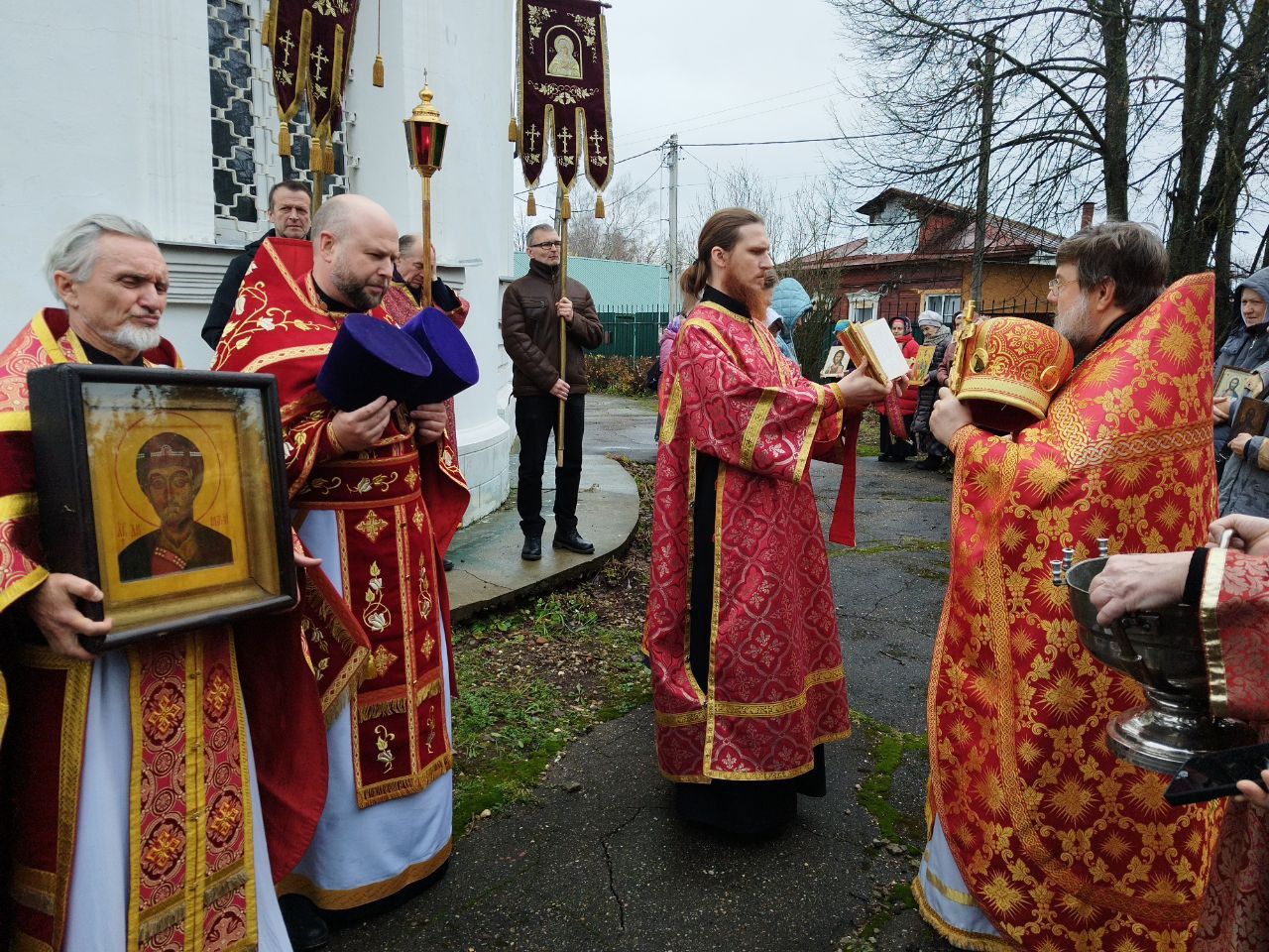 8 ноября, в день памяти святого великомученика Димитрия Солунского, в Димитри-Солунском храме г. Рузы состоялось праздничное богослужение и крестный ход.