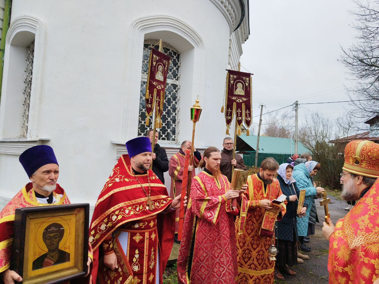 8 ноября, в день памяти святого великомученика Димитрия Солунского, в Димитри-Солунском храме г. Рузы состоялось праздничное богослужение и крестный ход.
