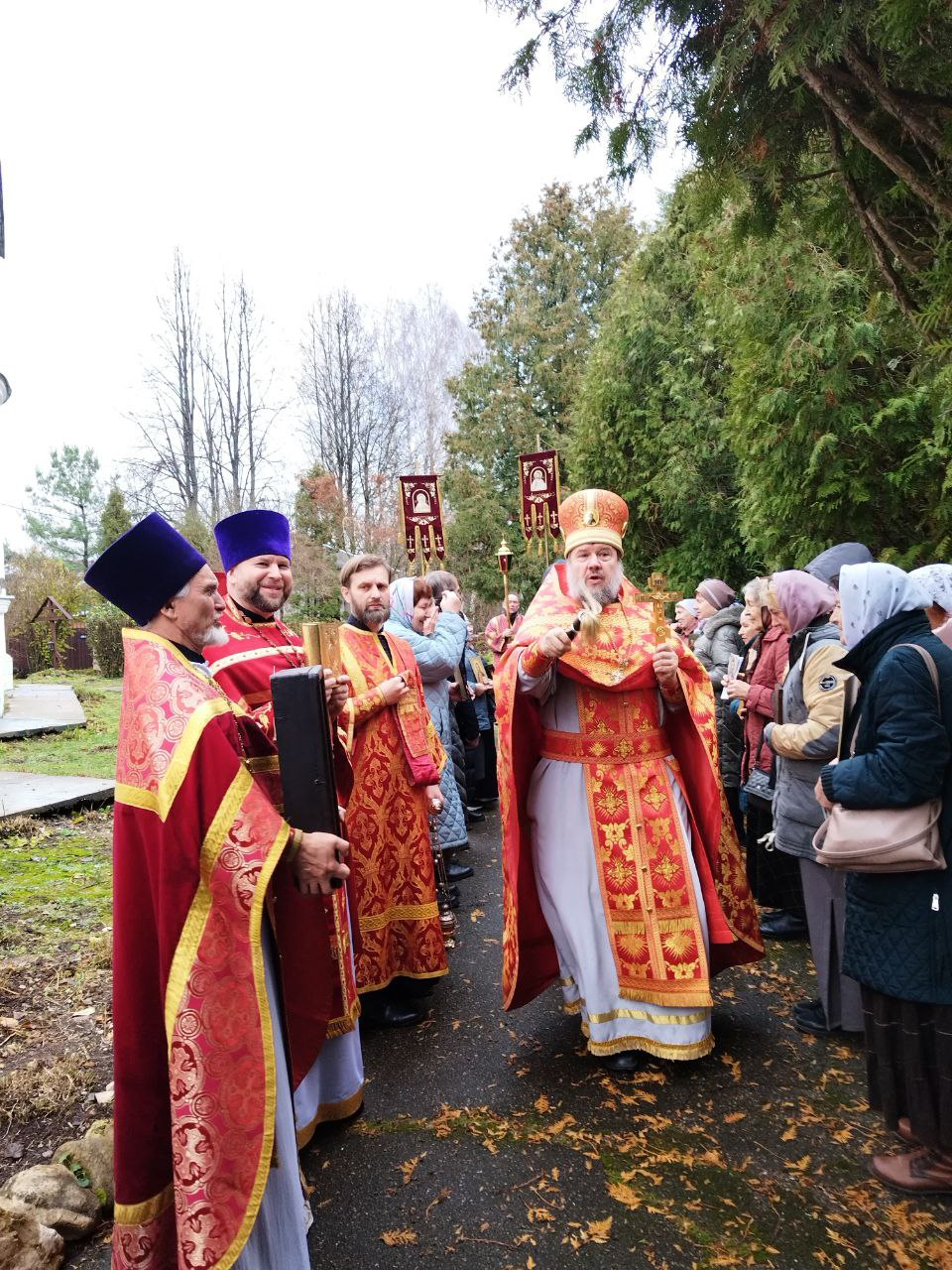 8 ноября, в день памяти святого великомученика Димитрия Солунского, в Димитри-Солунском храме г. Рузы состоялось праздничное богослужение и крестный ход.