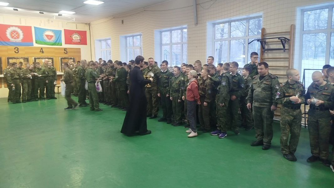 В селе Никольское-Гагарино кадеты молились на Крещенской литургии